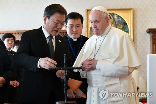 文 방북 제안에 교황도 화답…임기말 한반도평화 불씨 살릴까