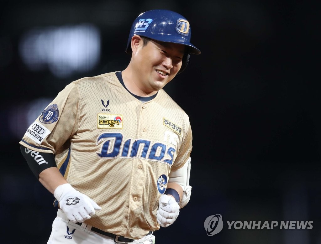In this file photo from Oct. 29, 2021, Yang Eui-ji of the NC Dinos rounds the bases after hitting a solo home run against the Samsung Lions during the bottom of the fourth inning of a Korea Baseball Organization regular season game at Changwon NC Park in Changwon, some 400 kilometers southeast of Seoul. (Yonhap)