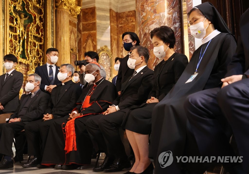 President Moon Jae-in and his wife praying