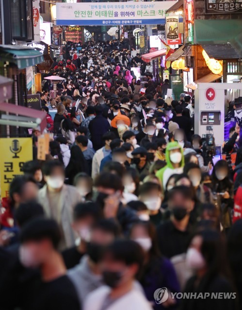 ソウルの繁華街、梨泰院でハロウィーンの仮装をした若者らが通りを埋めている＝３１日、ソウル（聯合ニュース）