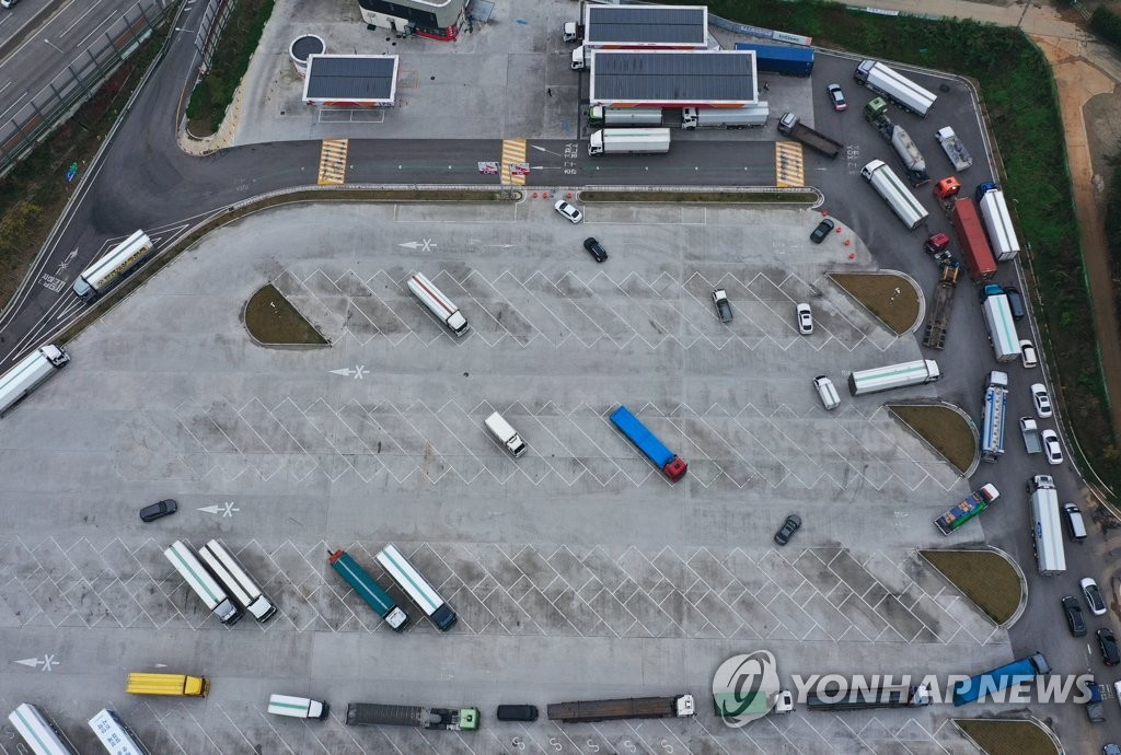 Freight vehicles wait in a long line to charge urea water solution (UWS) at a charging station in Pyeongtaek, 70 kilometers south of Seoul, on Nov. 4, 2021, amid the ongoing supply shortage due to China's export curbs. UWS is required for selective catalytic reduction, necessary for vehicles to transform exhaust gas into nitrogen and water. (Yonhap)