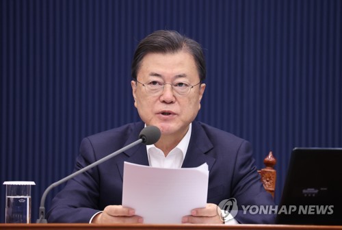 El presidente surcoreano, Moon Jae-in, habla durante una reunión del Gabinete, el 9 de noviembre de 2021, en la oficina presidencial, Cheong Wa Dae, en el centro de Seúl.