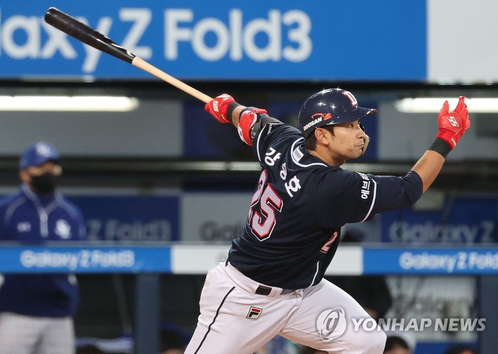 Kang Seung-ho of the Doosan Bears hits a two-run single against the Samsung Lions in the top of the second inning during Game 1 of the second round in the Korea Baseball Organization postseason at Daegu Samsung Lions Park in Daegu, some 300 kilometers southeast of Seoul, on Nov. 9, 2021. (Yonhap)