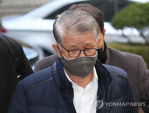 [1보] '횡령·배임' 최신원 1심 징역 2년 6개월 실형