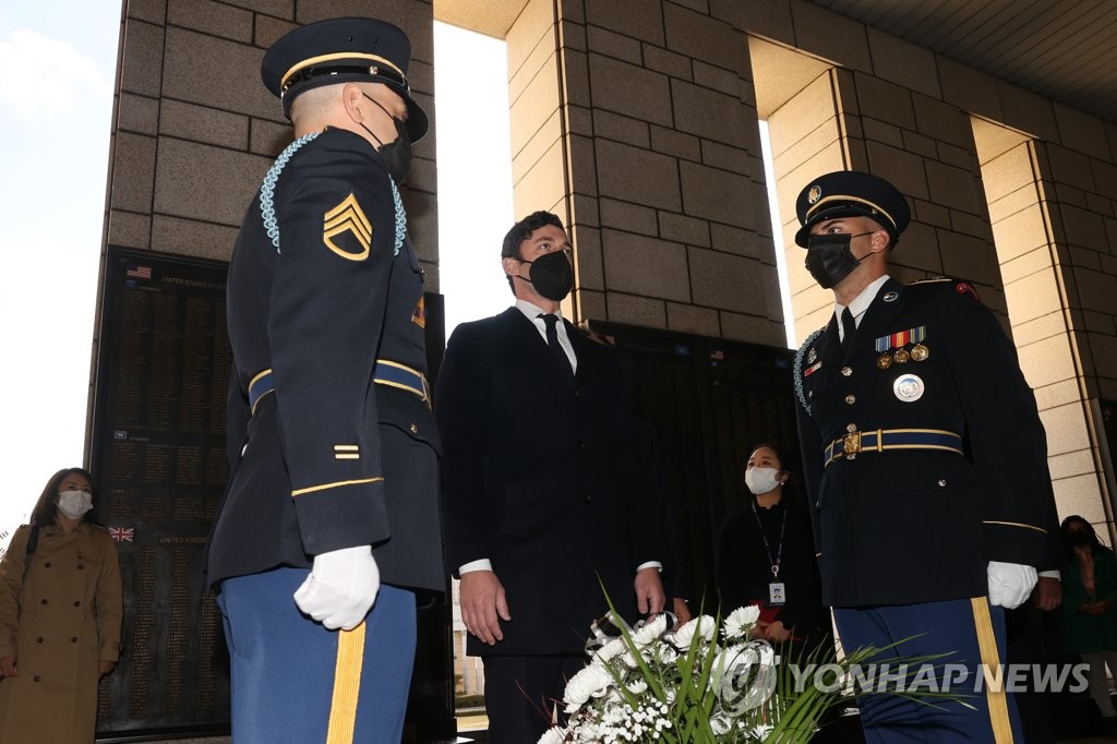 전쟁기념관 찾아 헌화하는 존 오소프 미 조지아주 상원의원