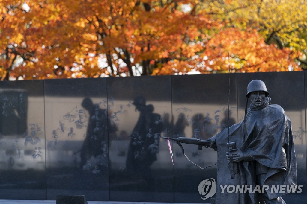 미 재향군인의 날 워싱턴 한국전 기념관 찾은 방문객들 | 연합뉴스