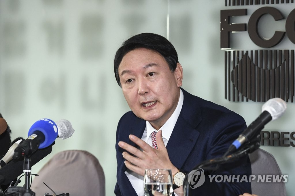 In this file photo, Yoon Seok-youl, the presidential candidate of the main opposition People Power Party, speaks during a meeting with foreign correspondents at the Press Center in Seoul on Nov. 12, 2021. (Pool photo) (Yonhap)