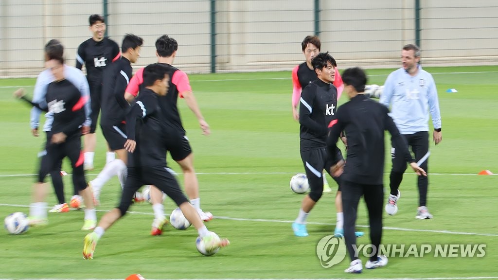 Members of the South Korean men's national football team train at Al-Sailiya Sports Club in Doha on Nov. 14, 2021, in preparation for a World Cup qualifying match against Iraq. (Yonhap)