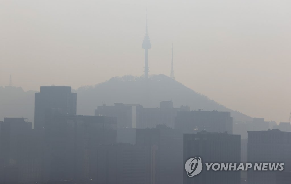 Ultrafine dust blankets Seoul on Nov. 15, 2021. (Yonhap)
