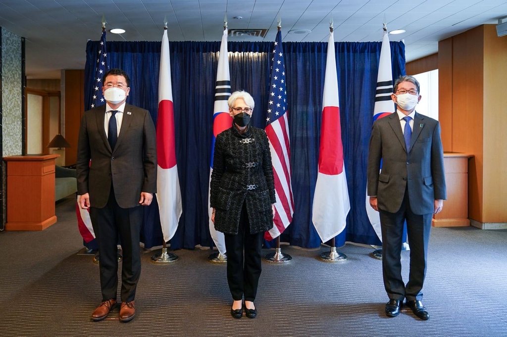 (From L to R) South Korea's First Vice Foreign Minister Choi Jong-kun, U.S. Deputy Secretary of State Wendy Sherman and Japan's Vice Foreign Minister Takeo Mori pose for a photo during their meeting at the State Department in Washington on Nov. 17, 2021, to discuss North Korea and other pending issues, in this photo released by the South Korean foreign ministry. (PHOTO NOT FOR SALE) (Yonhap)