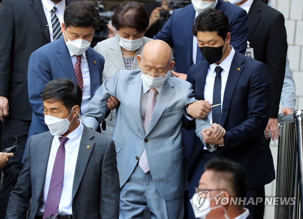 In this file photo dated Aug. 9, 2021, former President Chun Doo-hwan (C), escorted by security guards, leaves a district court in the southwestern city of Gwangju after attending an appellate trial on the charge of libel. (Yonhap)