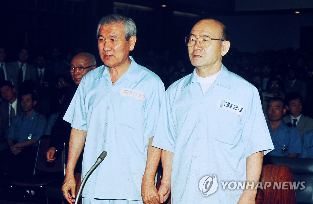 Deux anciens présidents inculpés pour trahison, meurtres et corruption, Chun Doo-hwan (à dr.) et Roh Tae-woo, sont présents à la Cour du district de Séoul, le 26 août 1996, pour un verdict en première instance. Chun est mort ce mardi 23 novembre 2021 des suites d'une maladie chronique après Roh le 25 octobre 2021. (Photo d'archives Yonhap)