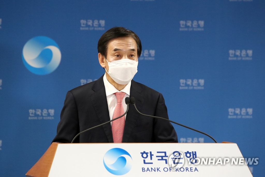 BOK Gov. Lee Ju-yeol speaks at a press meeting on Nov. 25, 2021, to explain the decision to raise its policy rate by a quarter percentage point to 1 percent in this photo provided by the central bank. (PHOTO NOT FOR SALE) (Yonhap)