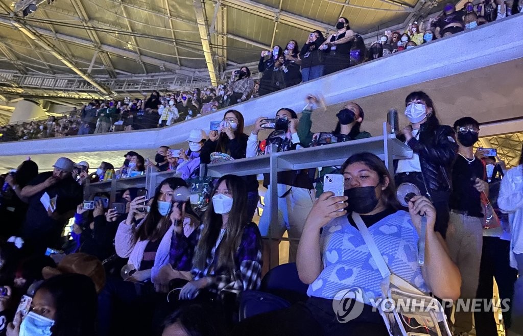 방탄소년단 콘서트 즐기는 팬들