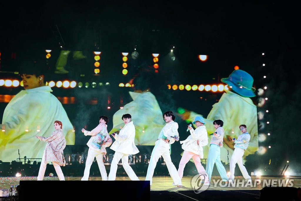 'LA 점령한 보랏빛 아미 군단'…BTS, 2년 만에 대면 콘서트