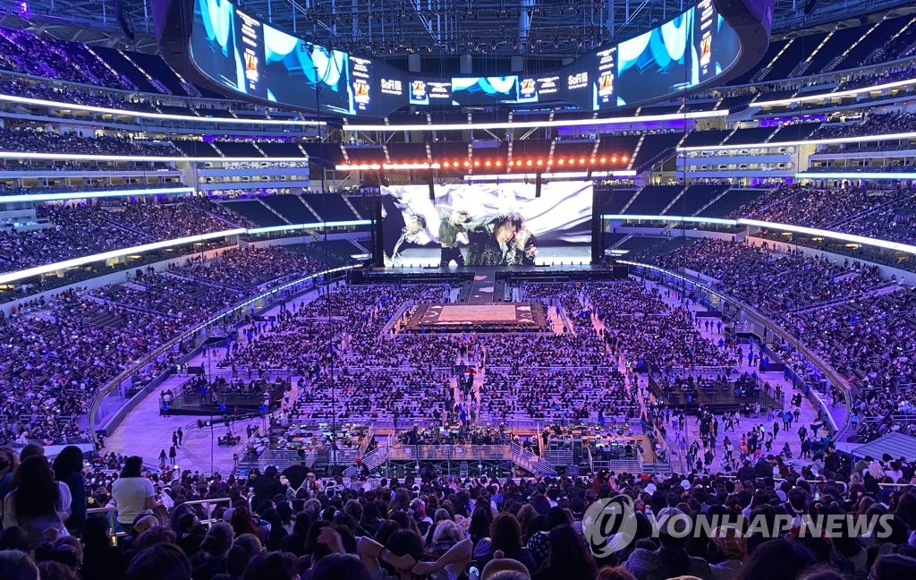 This photo, provided by a reader, shows a BTS concert at SoFi Stadium in Los Angeles on Nov. 28, 2021, the second of its four concerts there. (PHOTO NOT FOR SALE) (Yonhap)