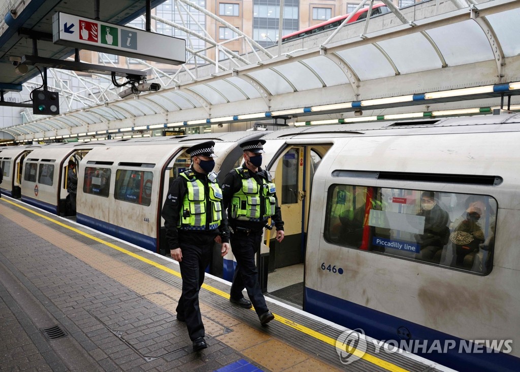 지하철 승객 '마스크 착용 여부' 확인 나선 영국 경찰