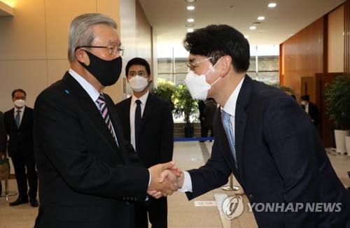 박용진 의원과 악수하는 김종인 전 비상대책위원장