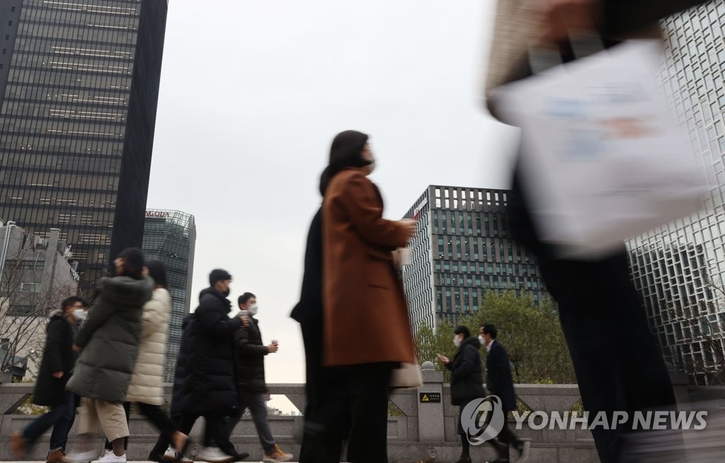 서울 종로 시내에 점심 식사를 하러 나온 직장인 등 시민들이 걸어가고 있다. [연합뉴스 자료사진] 