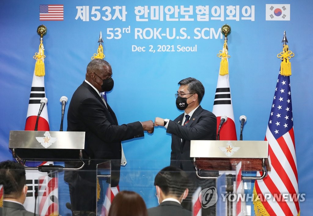 South Korean Defense Minister Suh Wook (R) and his U.S. counterpart, Lloyd Austin, bump fists after a joint press conference following the 53rd Security Consultative Meeting (SCM) at the defense ministry in Seoul on Dec. 2, 2021. (Pool photo) (Yonhap)