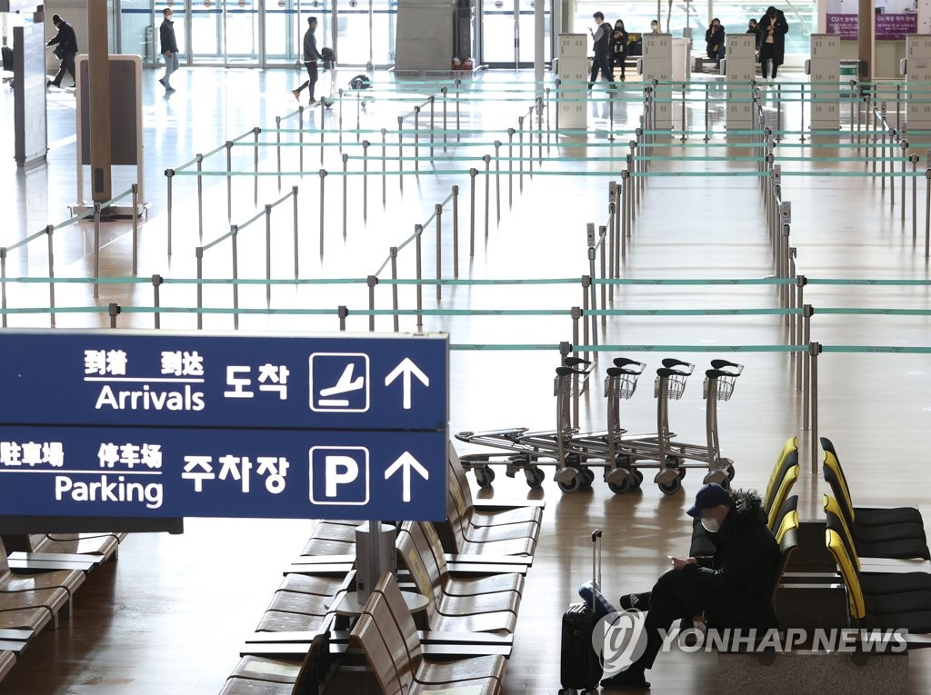Le hall de départ de l'aéroport international d'Incheon est quasiment désert le jeudi 2 décembre 2021, après que le pays a confirmé la veille les premiers cas du variant Omicron du nouveau coronavirus (Covid-19). 