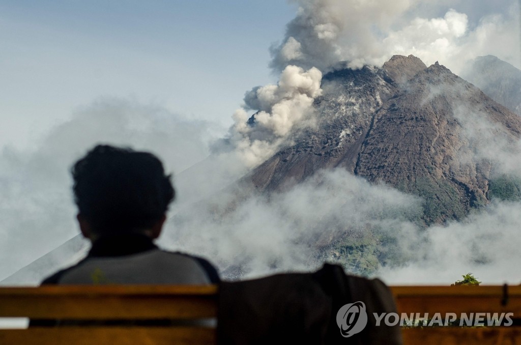 분출 그치지 않는 인도네시아 므라피 화산