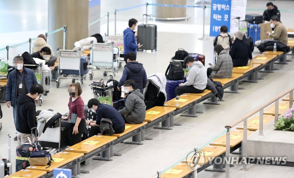 海外から韓国の空港に到着した人たち（資料写真）＝（聯合ニュース）