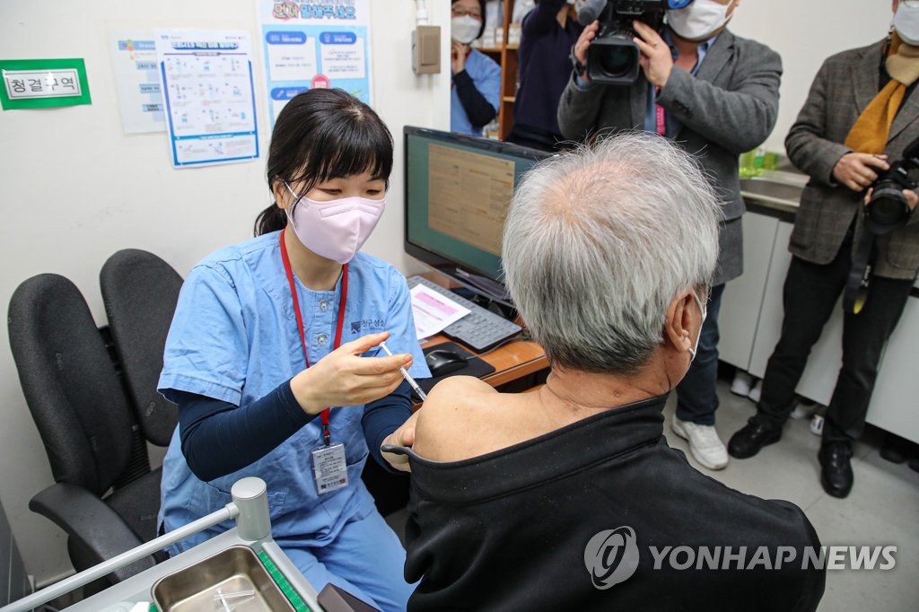 A man receives a booster shot at Chung Goo Sung Sim hospital in northern Seoul on Dec. 4, 2021. (Yonhap)