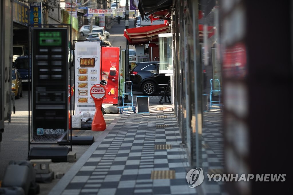 This photo, taken Dec. 5, 2021, shows an empty alley lined with restaurants in Incheon, west of Seoul, during lunchtime amid concerns about the spread of the omicron variant. (Yonhap)