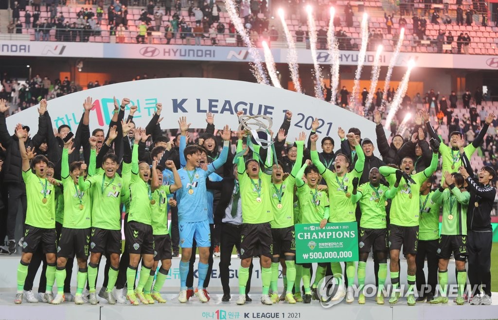 Members of Jeonbuk Hyundai Motors celebrate their 2021 K League 1 championship following a 2-0 victory over Jeju United at Jeonju World Cup Stadium in Jeonju, some 240 kilometers south of Seoul, on Dec. 5, 2021. (Yonhap)