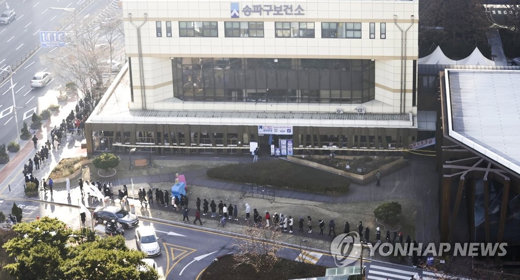 Des personnes font la queue pour subir un test de dépistage du nouveau coronavirus (Covid-19) devant le centre médical public de Songpa, dans le sud-est de Séoul, le lundi 6 décembre 2021. Le pays a rapporté 4.325 nouveaux cas le même jour. 