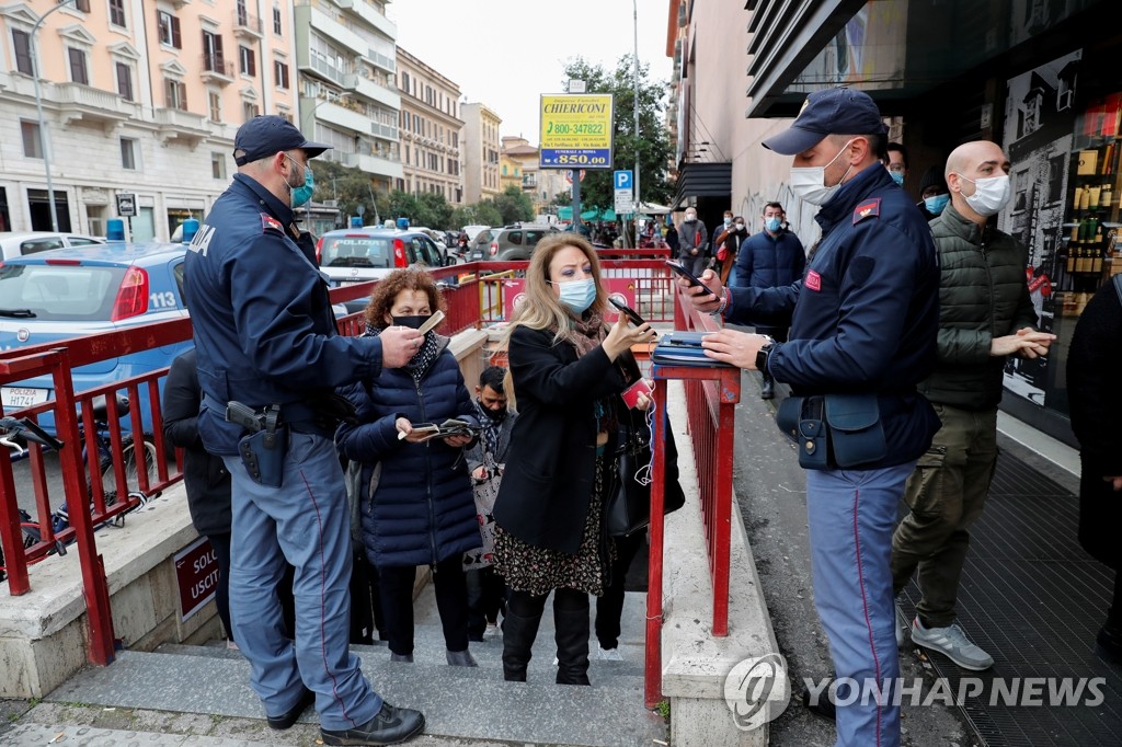 지하철 입구서 코로나 백신 증명서 확인하는 이탈리아 경찰