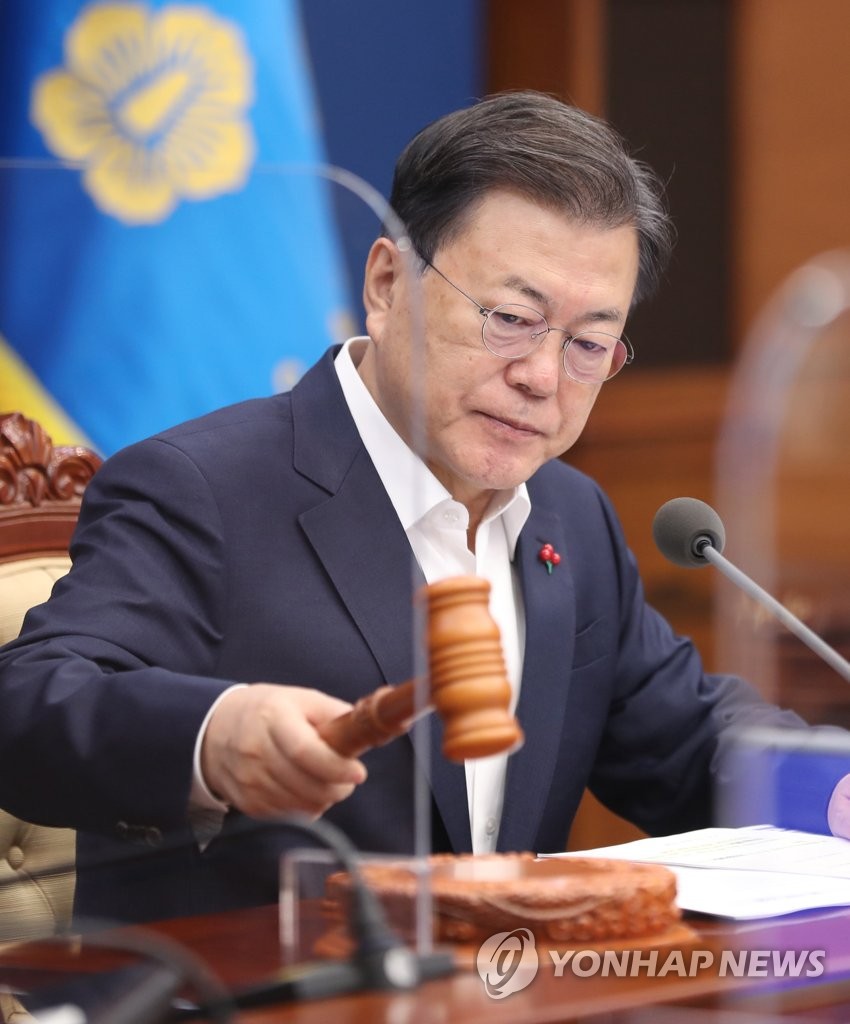 President Moon Jae-in bangs the gavel to open a Cabinet meeting at the presidential office in Seoul on Dec. 7, 2021. (Yonhap)
