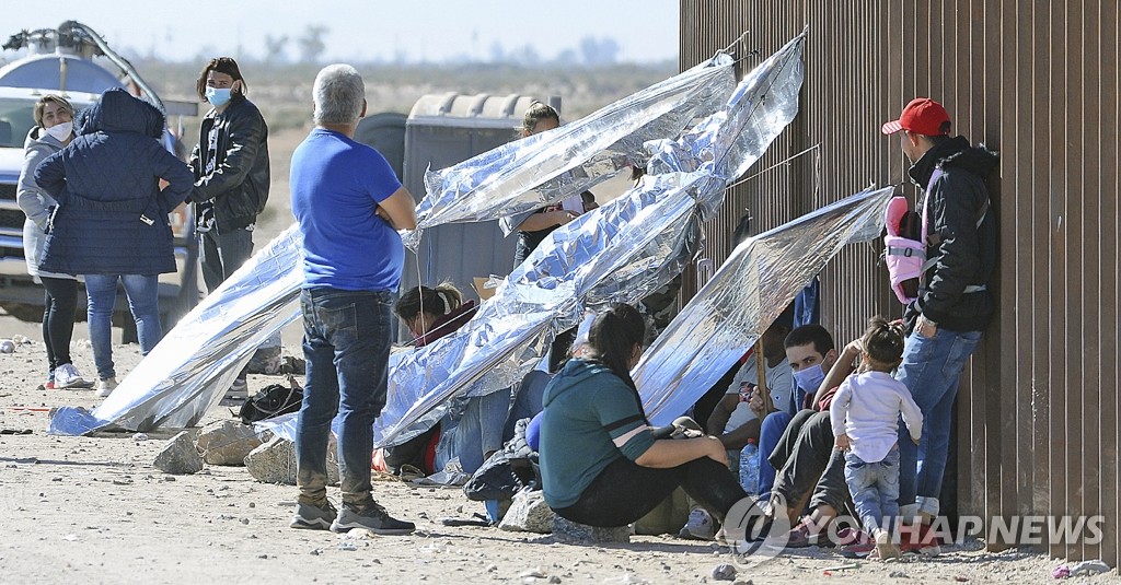 미국-멕시코 국경지대서 노숙하는 중미 이민자들