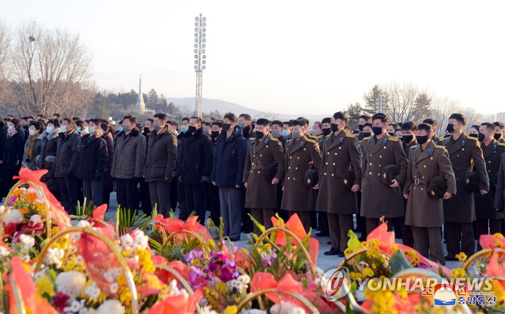 김정일 10주기에 헌화하는 북한 주민들