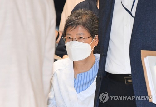 박근혜, 4년9개월 만에 풀려나…병실서 '사면·복권장' 직접수령