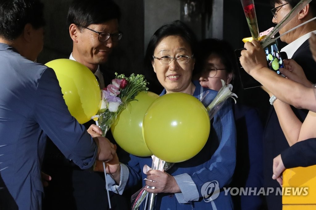 This file photo from Aug. 23, 2017, shows Han Myeong-sook (C), who served as prime minister during the liberal Roh Moo-hyun administration, being released from a detention center in Uijeongbu, north of Seoul, after serving her full two-year prison sentence. (Yonhap)