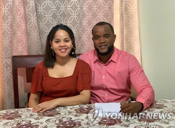 Kia Tigers' new outfielder Socrates Brito (R) poses for a photo after signing a one-year contract with the Korea Baseball Organization club, in this photo provided by the Tigers on Dec. 27, 2021. (PHOTO NOT FOR SALE) (Yonhap)