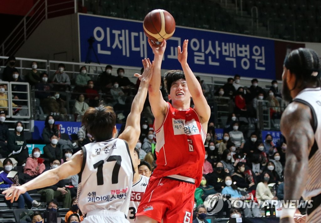 14th Sep, 2021. Lee Jung-hyun in action Jeonju KCC Egis' Lee Jung-hyun (R)  passes the ball during the Korean Basketball League (KBL) cup match against  the Seoul SK Knights at Sangju Gymnasium