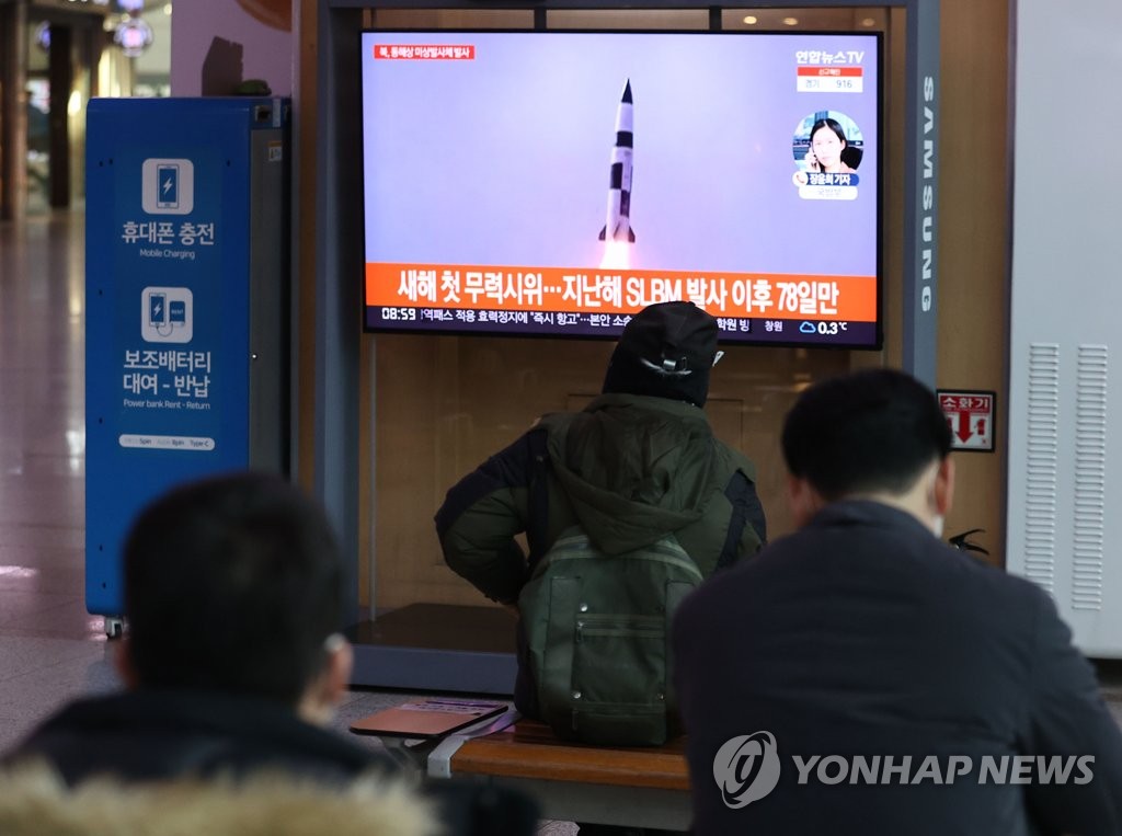 South Korean citizens watch a TV news report on North Korea's projectile launch at Seoul Station in central Seoul on Jan. 5, 2022. (Yonhap)