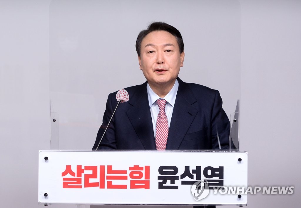 Le candidat à l'élection présidentielle de la principale formation de l'opposition, Parti du pouvoir du peuple (PPP), Yoon Suk-yeol, annonce la dissolution de son équipe de campagne dans le cadre d'une réorganisation, le mercredi 5 janvier 2022, au siège du PPP dans le quartier de Yeouido à Séoul.
