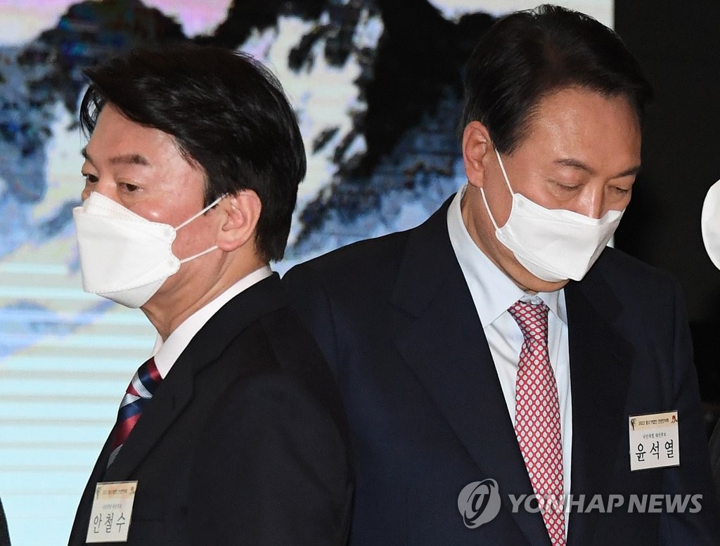 This photo taken on Jan. 5, 2021, shows Ahn Cheol-soo (L), the presidential candidate of the minor People's Party, and Yoon Suk-yeol, the presidential nominee of the main opposition People Power Party, at an event for small business operators in Seoul. (Pool photo) (Yonhap)