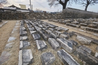 경주읍성 동쪽 석재 55점 분석…신라 난간 계단석 최초 확인