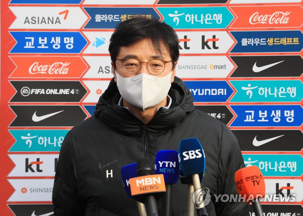 Hwang Sun-hong, head coach of the South Korean men's under-23 football team, speaks to reporters before a training session at Gongcheonpo Training Center in Seogwipo, Jeju Island, on Jan. 10, 2022. (Yonhap)
