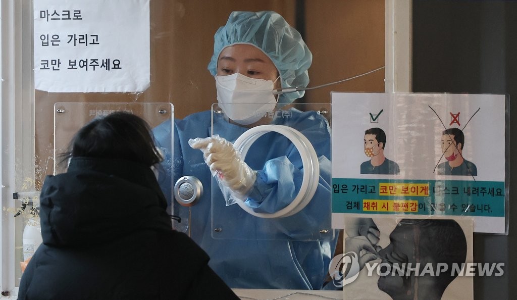 新型コロナウイルスの検査を受ける市民＝１３日、ソウル（聯合ニュース）