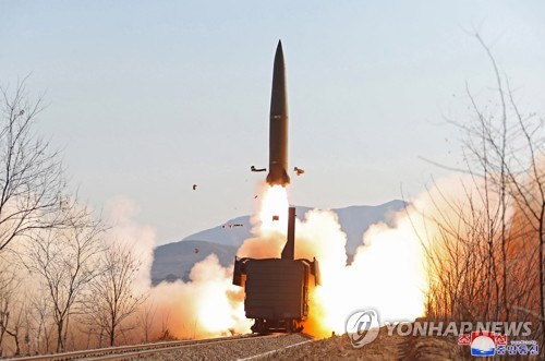 朝鮮中央通信が公開した鉄道機動ミサイル連隊の発射の様子