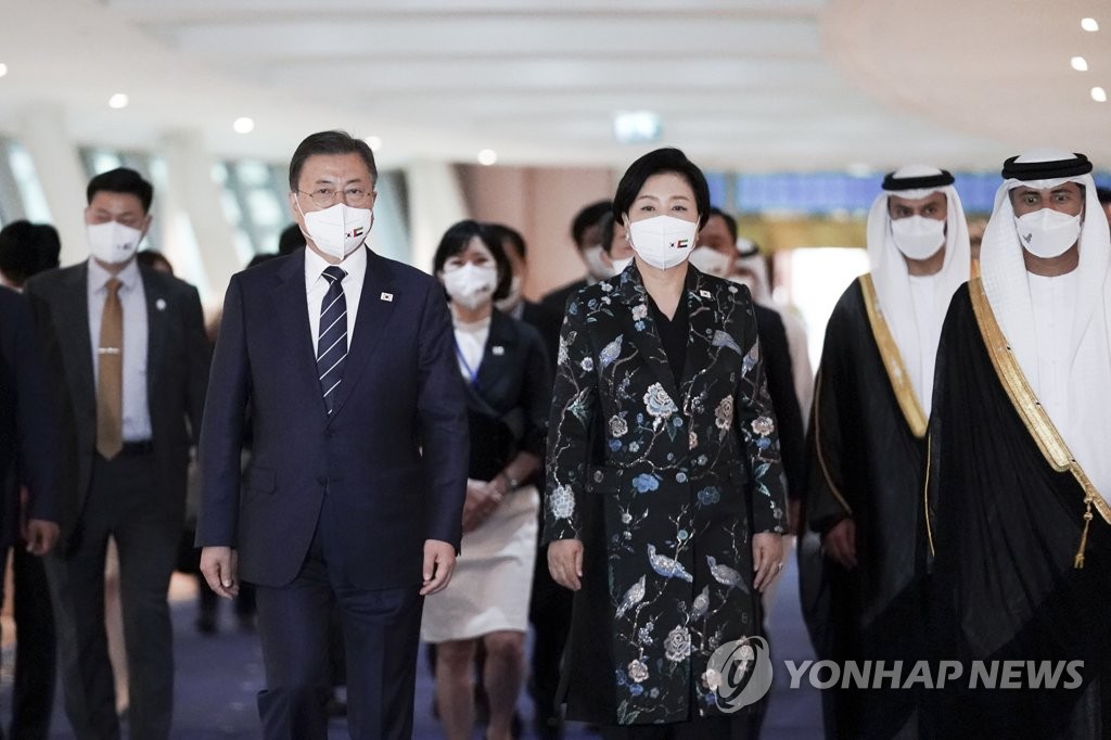 Le président Moon Jae-in et son épouse Kim Jung-sook sont arrivés à Dubaï aux Emirats arabes unis (EAU) le samedi 15 janvier 2022. Moon effectuera une visite dans 3 pays du Moyen-Orient jusqu'au 22 janvier prochain. 