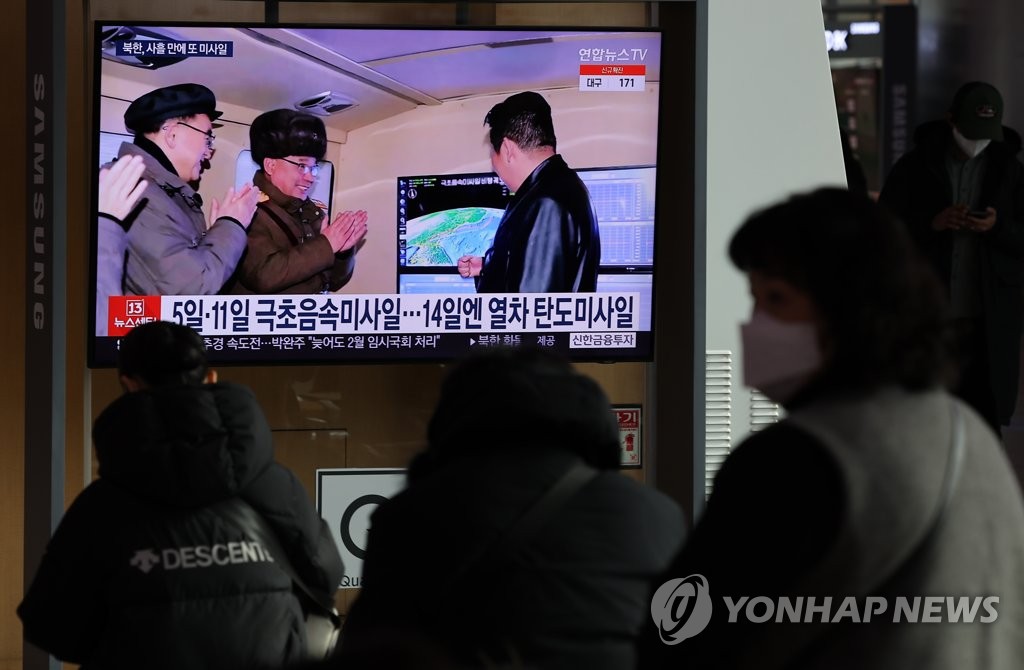 今月１７日、北朝鮮の飛翔体発射のニュースを見るソウル市民（資料写真）＝（聯合ニュース）