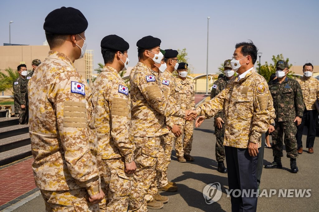 Foreign Minister Chung Eui-yong (R) shakes hands with a member of South Korea's Akh unit in the United Arab Emirates (UAE) on Jan. 17, 2022, in this photo provided by the unit. (PHOTO NOT FOR SALE) (Yonhap)