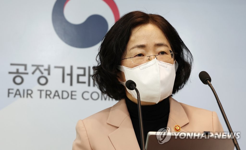This photo, taken Jan. 18, 2022, shows Joh Sung-wook, chairperson of the Fair Trade Commission, South Korea's antitrust regulator, holding a press briefing. (Yonhap)